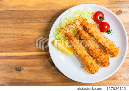 A classic Western-style plate of fried shrimp, garnished with cabbage and lemon 137026123
