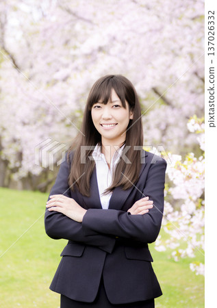站在櫻花樹前,雙臂交叉的OL 站在櫻花樹前,雙臂交叉的OL 137026332