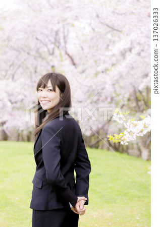 辦公室女郎在櫻花樹前轉身 辦公室女郎在櫻花樹前轉身 137026333