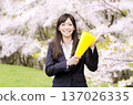 櫻花樹下，一位OL拿著擴音器講話 137026335