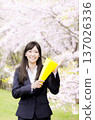 櫻花樹下，一位OL拿著擴音器講話 137026336