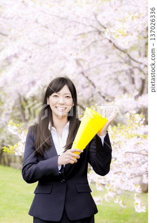 櫻花樹下，一位OL拿著擴音器講話 137026336
