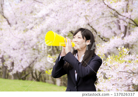 辦公室女郎在櫻花樹下用擴音器加油 137026337