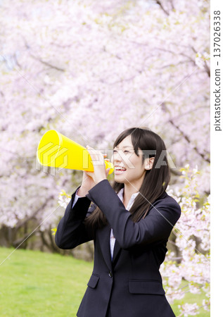 辦公室女郎在櫻花樹下用擴音器加油 137026338