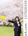 櫻花樹下，一位OL拿著擴音器講話 137026339
