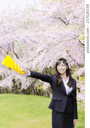 櫻花樹下，一位OL拿著擴音器講話 137026339