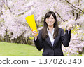 櫻花樹下，一位OL拿著擴音器講話 137026340