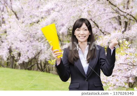 櫻花樹下，一位OL拿著擴音器講話 137026340