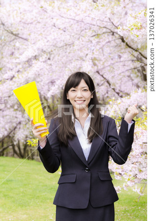 櫻花樹下，一位OL拿著擴音器講話 137026341