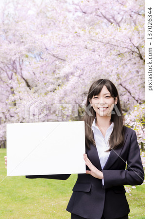櫻花樹下，一位OL拿著白板。 137026344