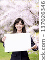 櫻花樹下，一位OL拿著白板。 137026346