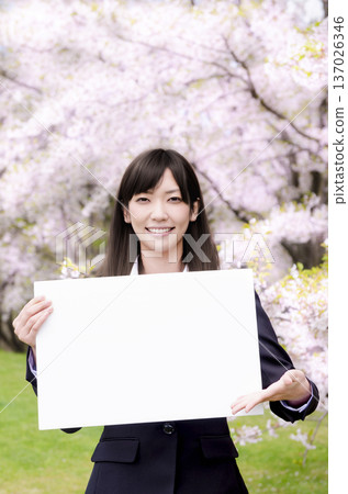櫻花樹下，一位OL拿著白板。 137026346