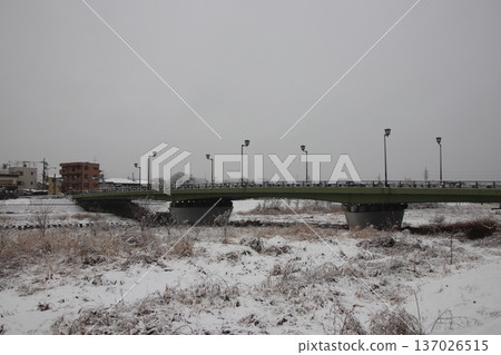 Snowy scenery on the Asakawa riverbank in Hachioji, Tokyo 137026515