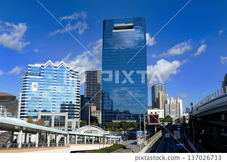 從人行橋上可以看到帷幕牆建築和主要道路。 137026733