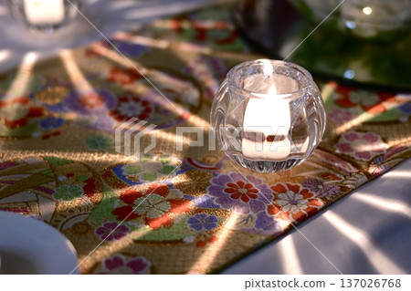 一個現代日式空間，配有日式圖案的織物和燭光 137026768