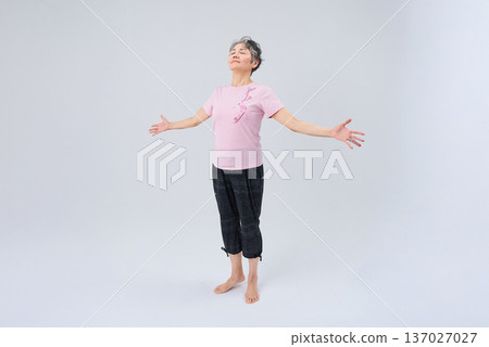 一位身穿運動服的老婦人深深吸了一口氣 137027027