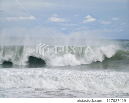 Photographer documents powerful shoreline wave, Vast crashing surf creates hollow barrel effect Photographer documents powerful shoreline wave, Vast crashing surf creates hollow barrel effect 137027419