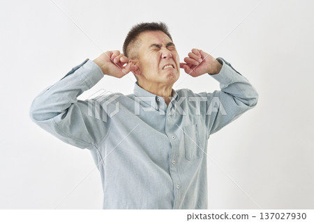 白色背景上的一名男子摀住耳朵 137027930