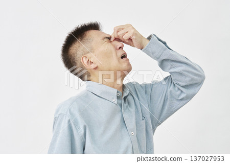 一個男人在白色背景前摀著眼睛 137027953
