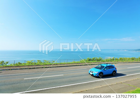 北海道：行駛在藍天和海邊公路上的汽車 137027955