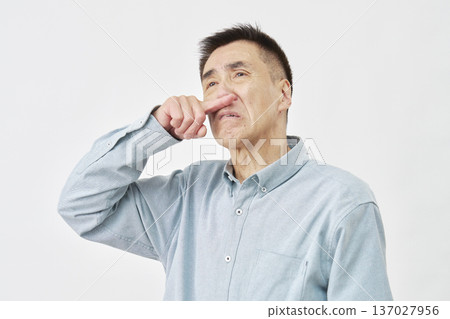 一位患有鼻炎的男子，背景為白色 137027956