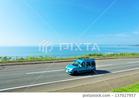 北海道：行駛在藍天和海邊公路上的汽車 137027957