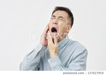 白色背景上的牙痛男子 137027959