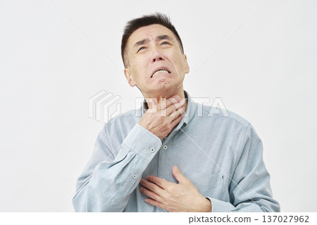 白色背景上的喉嚨痛男子 137027962