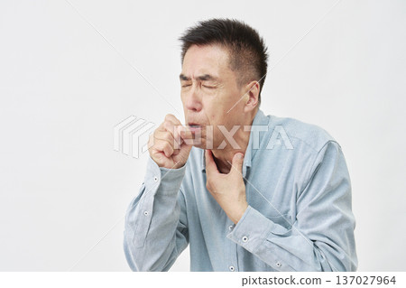 白色背景上的老年男子咳嗽 137027964
