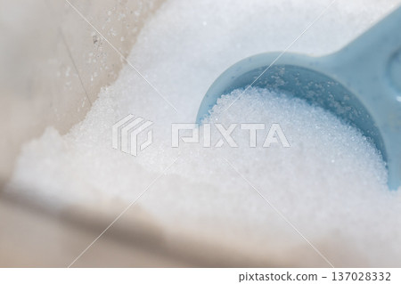 用量匙舀出鹽。 137028332