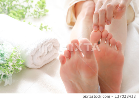 一位女士正在按摩腳底。 （圖：足部護理） 137028438