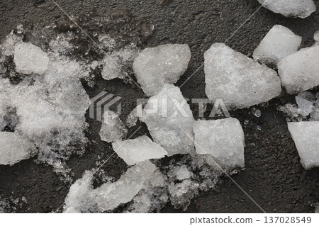 Melting snow, ice, ground, winter, spring, asphalt, snow country, snow, winter, northern country, winter scenery, snow scene, breaking snow, Japan 137028549