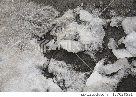 融化的雪、冰、地面、冬季、春季、瀝青路面、雪鄉、雪、冬天、北方國家、冬季景色、雪景、破雪、日本 137028551