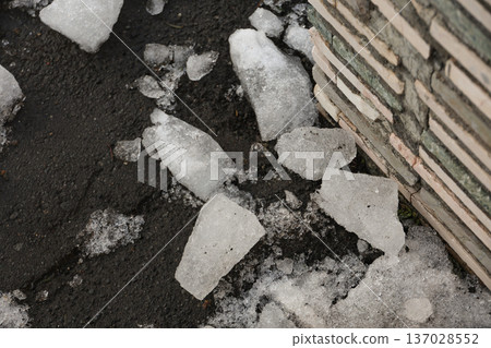 融化的雪、冰、地面、冬季、春季、瀝青路面、雪鄉、雪、冬天、北方國家、冬季景色、雪景、破雪、日本 137028552