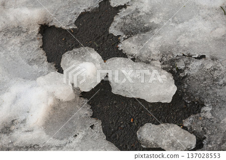 Melting snow, ice, ground, winter, spring, asphalt, snow country, snow, winter, northern country, winter scenery, snow scene, breaking snow, Japan 137028553