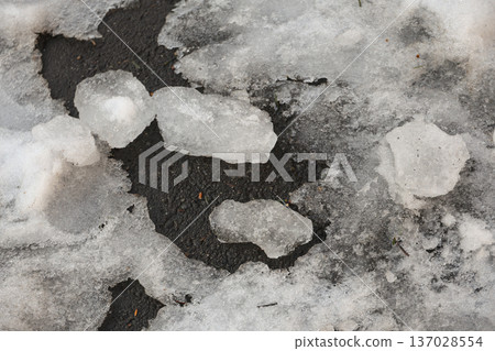 融化的雪、冰、地面、冬季、春季、瀝青路面、雪鄉、雪、冬天、北方國家、冬季景色、雪景、破雪、日本 137028554