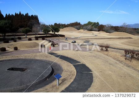 A view of the Iwahara Burial Mounds, a nationally designated historic site in Yamaga City, Kumamoto Prefecture 137029072
