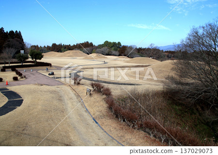 A view of the Iwahara Burial Mounds, a nationally designated historic site in Yamaga City, Kumamoto Prefecture A view of the Iwahara Burial Mounds, a nationally designated historic site in Yamaga City, Kumamoto Prefecture 137029073