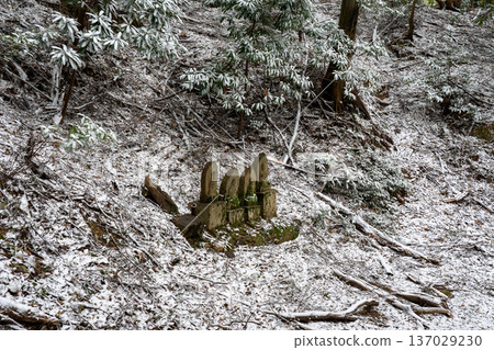 雪路上矗立著一尊地藏菩薩像 137029230