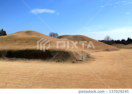 這是位於熊本縣山賀市的岩原古墓群，該古墓群是國家指定的歷史遺跡。 137029245