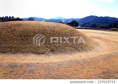 這是位於熊本縣山賀市的岩原古墓群，該古墓群是國家指定的歷史遺跡。 137029714
