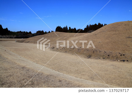 這是位於熊本縣山賀市的岩原古墓群,該古墓群是國家指定的歷史遺跡。 這是位於熊本縣山賀市的岩原古墓群,該古墓群是國家指定的歷史遺跡。 137029717