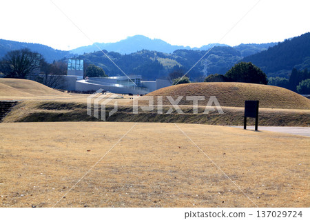 這是位於熊本縣山賀市的岩原古墓群，該古墓群是國家指定的歷史遺跡。 137029724