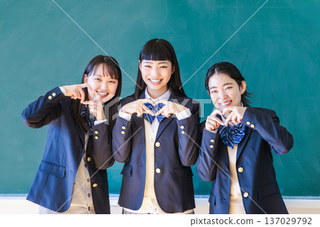 高中女孩與朋友在黑板前合影 137029792