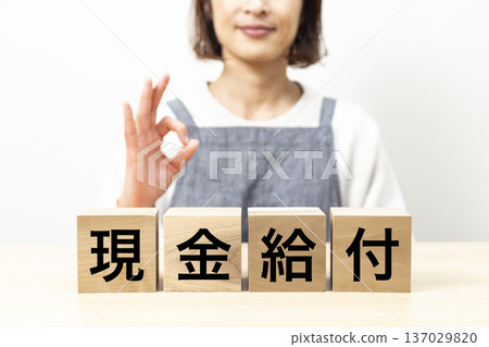 A woman wearing an apron and a block with the words "cash payment" written on it A woman wearing an apron and a block with the words "cash payment" written on it 137029820