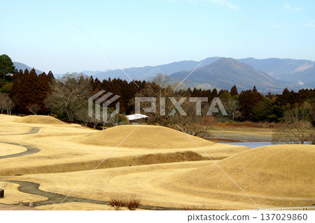 這是位於熊本縣山賀市的岩原古墓群，該古墓群是國家指定的歷史遺跡。 137029860