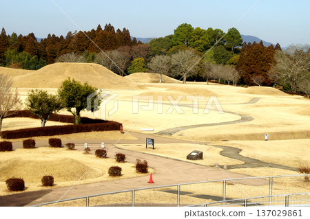A view of the Iwahara Burial Mounds, a nationally designated historic site in Yamaga City, Kumamoto Prefecture 137029861