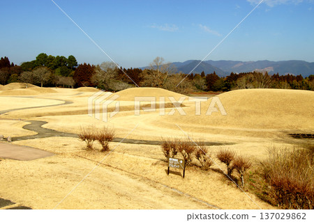 A view of the Iwahara Burial Mounds, a nationally designated historic site in Yamaga City, Kumamoto Prefecture A view of the Iwahara Burial Mounds, a nationally designated historic site in Yamaga City, Kumamoto Prefecture 137029862