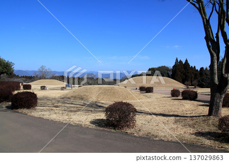 A view of the Iwahara Burial Mounds, a nationally designated historic site in Yamaga City, Kumamoto Prefecture A view of the Iwahara Burial Mounds, a nationally designated historic site in Yamaga City, Kumamoto Prefecture 137029863