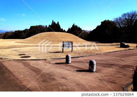 A view of the Iwahara Burial Mounds, a nationally designated historic site in Yamaga City, Kumamoto Prefecture A view of the Iwahara Burial Mounds, a nationally designated historic site in Yamaga City, Kumamoto Prefecture 137029864